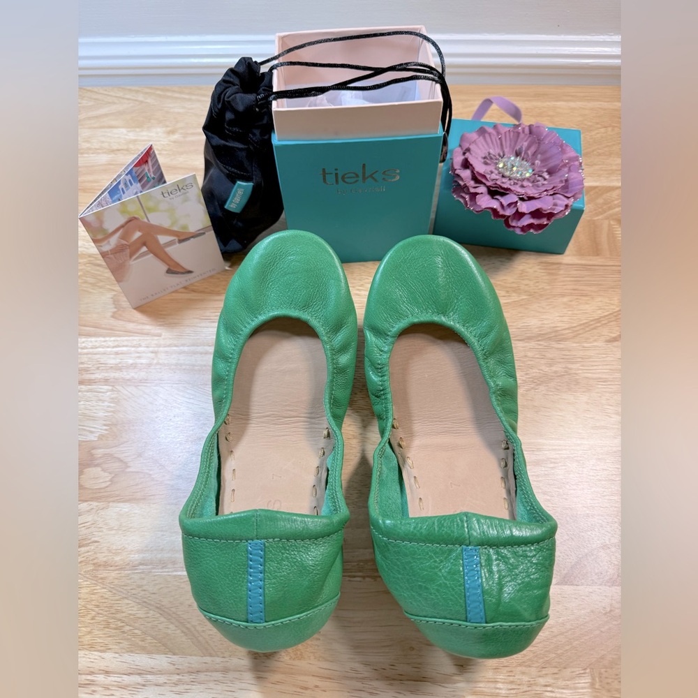 New! Tieks Clover Green Leather Flats